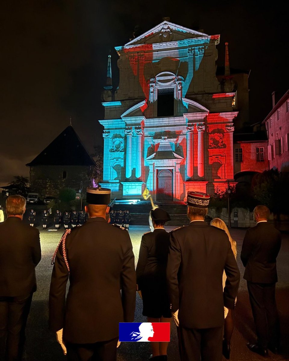 Prefet73's tweet photo. 🇫🇷 #Cérémonie | Ce jeudi 1er octobre, le château des Ducs de Savoie a accueilli la commémoration du 181e anniversaire des combats de Sidi-Brahim, véritable temps fort de la vie du 13e Bataillon de chasseurs alpins.

Autour de Vanina Nicoli, préfète de la Savoie et du Colonel Kévin Machet, chef de corps du 13e BCA, de nombreuses autorités civiles et militaires, élus et amis du bataillon, ainsi que les militaires et leurs familles, se sont réunis pour célébrer, dans la solennité et la fraternité, les valeurs qui fondent l’identité des chasseurs alpins. A cette occasion différentes distinctions militaires, individuelles et collectives, ont été décernées.

🎖️ Cette cérémonie hautement symbolique marque le souvenir des générations passées, la transmission d'un héritage et la continuité d'un engagement exceptionnel au service de la Nation. Au-delà de l’hommage rendu à leur histoire et à leurs traditions, elle témoigne aussi des liens profonds qui unissent le bataillon à la Savoie et à ses habitants. Des liens forgés au fil des années et nourris par une histoire commune, une présence quotidienne et un attachement particulier à ce territoire de montagne.

Crédits photos : @13eBCA 

#SidiBrahim #13eBCA #ChasseursAlpins #Savoie #Traditions #Engagement #DevoirDeMémoire