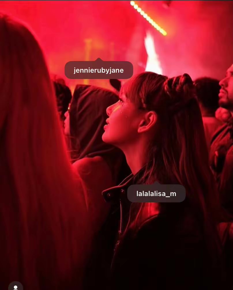 ffiiiiiiiii_m's tweet photo. The couple Lisa and jennie spotted watching a concert together 👀
#JENLISA https://t.co/PHgRIjmUc4