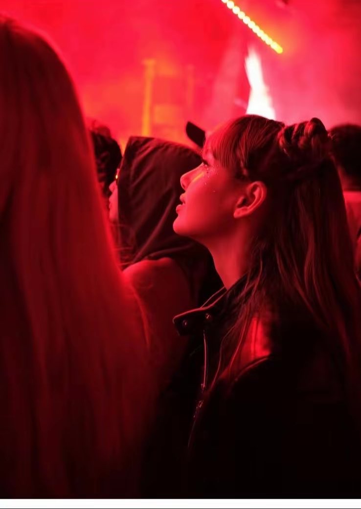 ffiiiiiiiii_m's tweet photo. The couple Lisa and jennie spotted watching a concert together 👀
#JENLISA https://t.co/PHgRIjmUc4