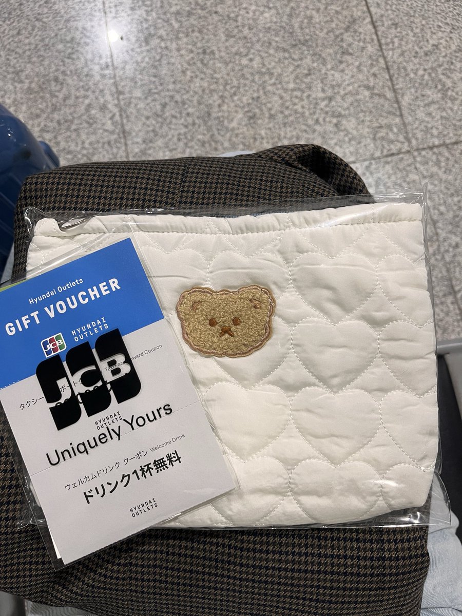 applefyr's tweet photo. カードの提示と簡単なアンケートで可愛いポーチもらった🧸🤍
受付のお兄さんが日本語ペラペラで安心感があった😂🙏 https://t.co/s4r0p3m2kq