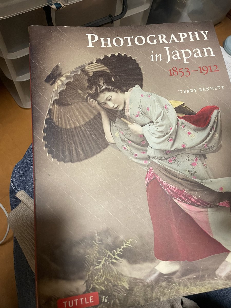 natsuko_passion's tweet photo. 部屋の片付けしてたら1853年〜1912年の写真集が出てきた。2021年に買ったやつ。ちょうどYOASOBIの大正浪漫が流れてめっちゃエモかった。 https://t.co/E0sTCWMdKq