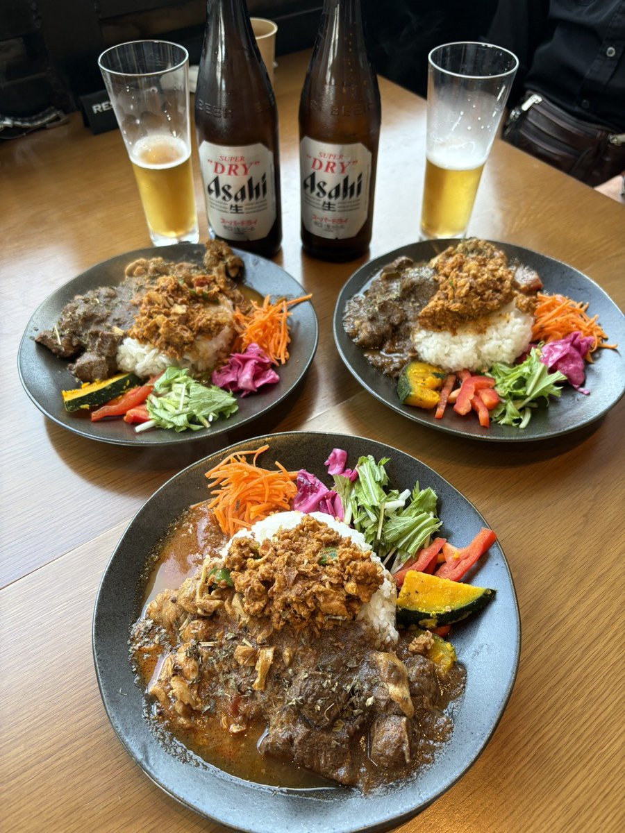 evilucifer1969's tweet photo. ライブから2日遅れですが…
元Evraakの川嶋さんのお店「カレー堂えぴす」にてプログレ部Evraak班？メンバーによる打ち上げをしてきました🍻 https://t.co/js2FemHUc9