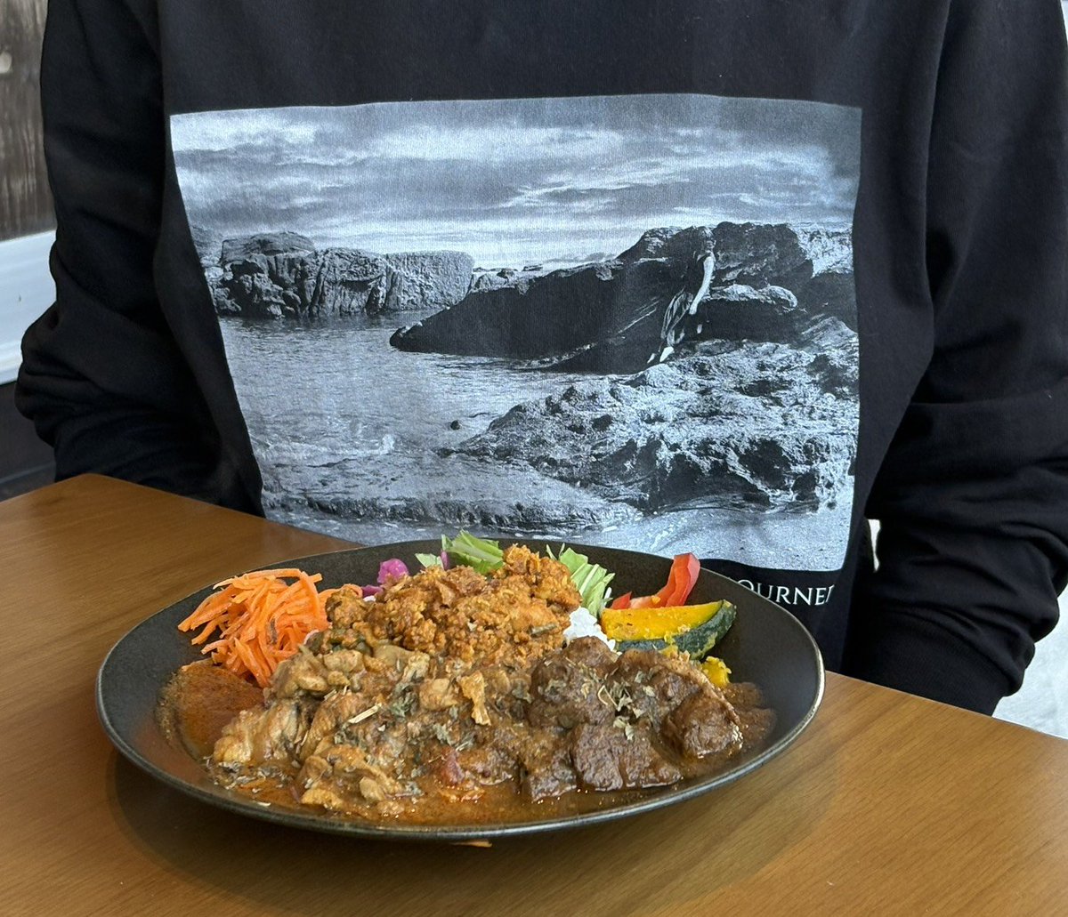 evilucifer1969's tweet photo. ライブから2日遅れですが…
元Evraakの川嶋さんのお店「カレー堂えぴす」にてプログレ部Evraak班？メンバーによる打ち上げをしてきました🍻 https://t.co/js2FemHUc9