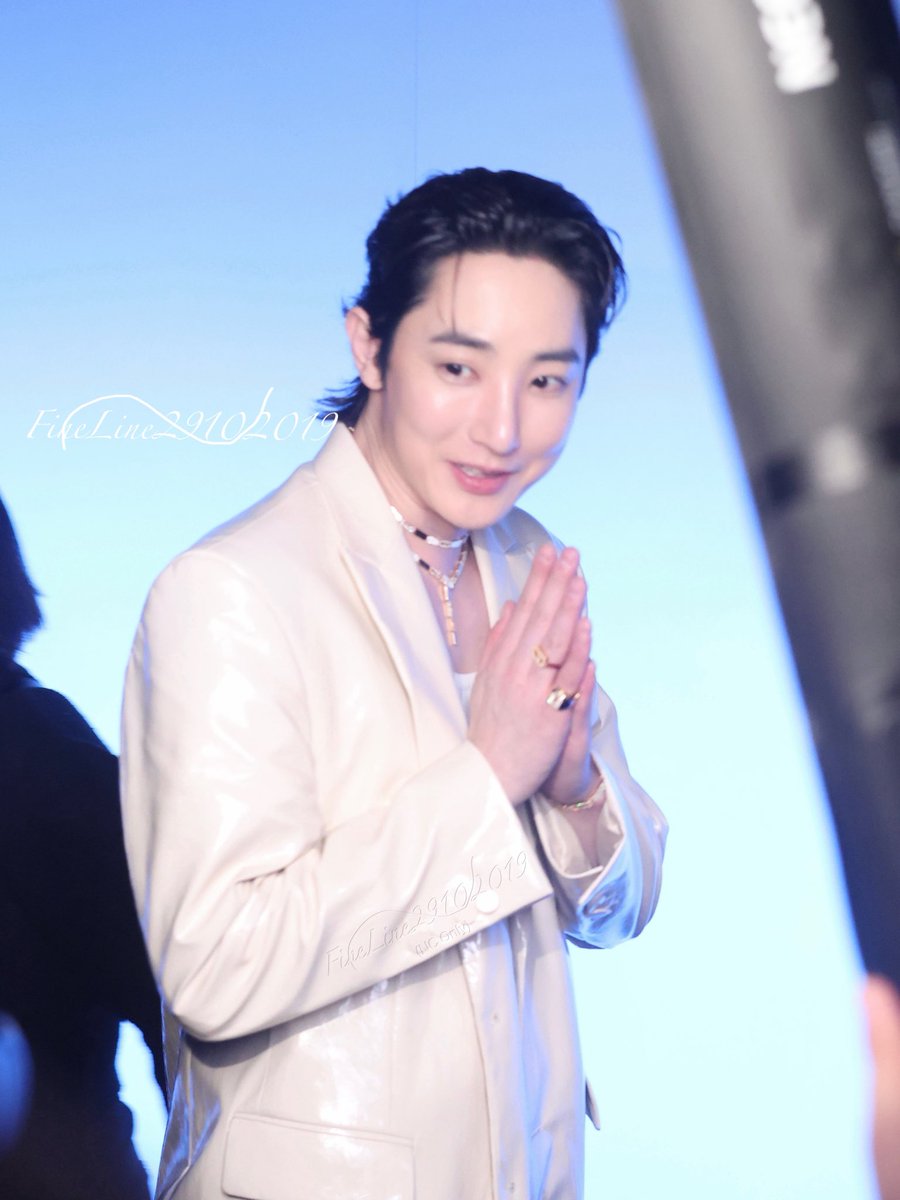 FineLine102019's tweet photo. 🙏🏻🙏🏻☺️
Soohyuk对身旁的工作人员都是笑脸��盈，很舒服的工作氛围。
#leesoohyuk #이수혁 #李洙赫 https://t.co/PC8TK8DcRi