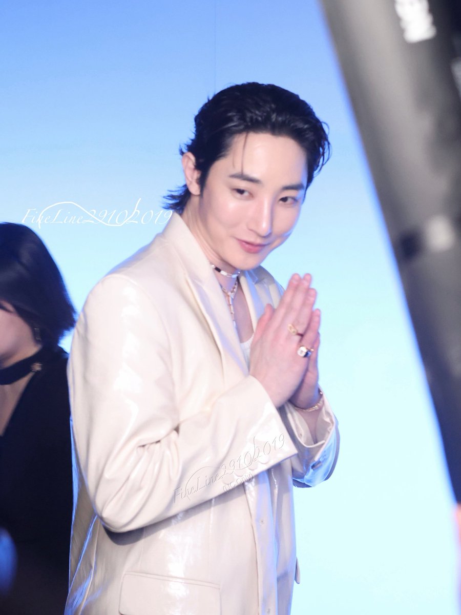 FineLine102019's tweet photo. 🙏🏻🙏🏻☺️
Soohyuk对身旁的工作人员都是笑脸��盈，很舒服的工作氛围。
#leesoohyuk #이수혁 #李洙赫 https://t.co/PC8TK8DcRi