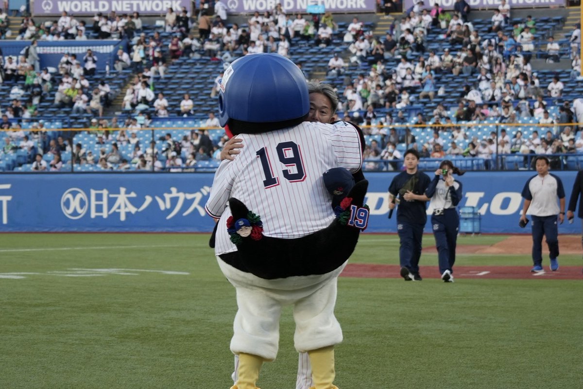jingu_stadiumpr's tweet photo. 君のほかには 埋められない

#石川雅規 投手 #つば九郎 #swallows #神宮球場 https://t.co/eTJdyLh11I