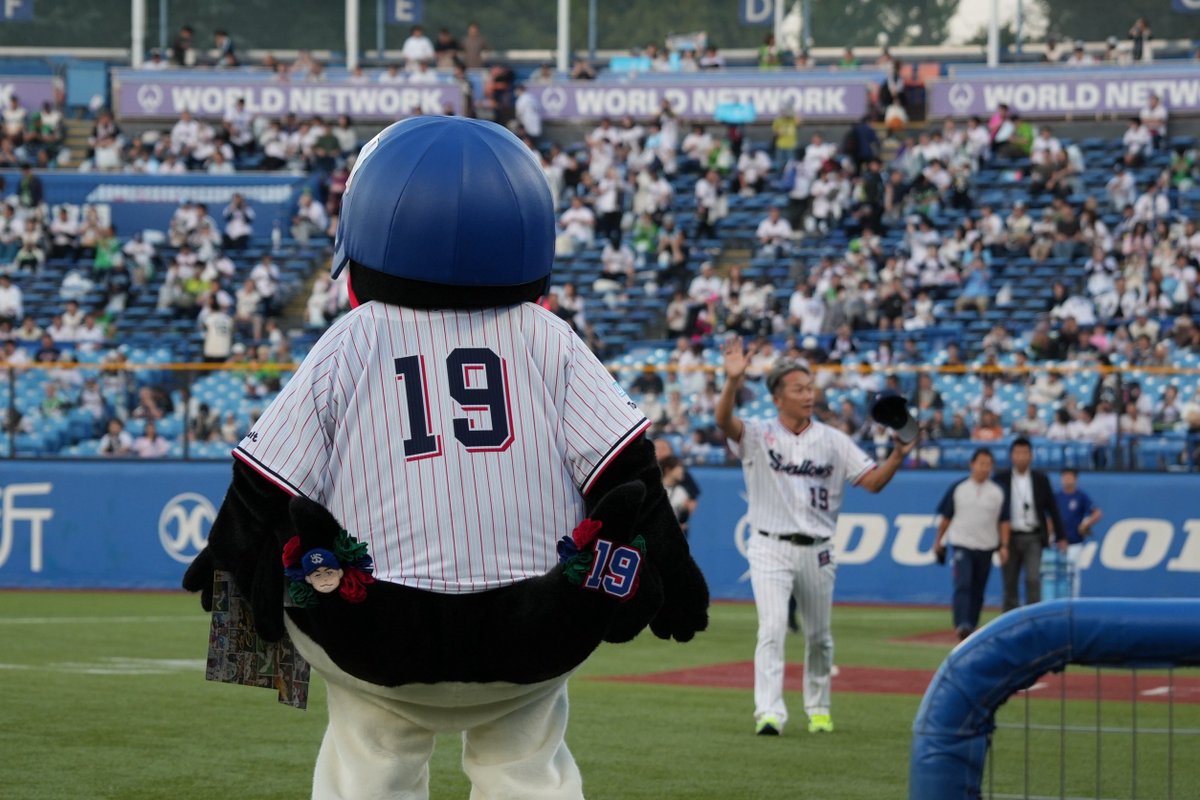 jingu_stadiumpr's tweet photo. 君のほかには 埋められない

#石川雅規 投手 #つば九郎 #swallows #神宮球場 https://t.co/eTJdyLh11I