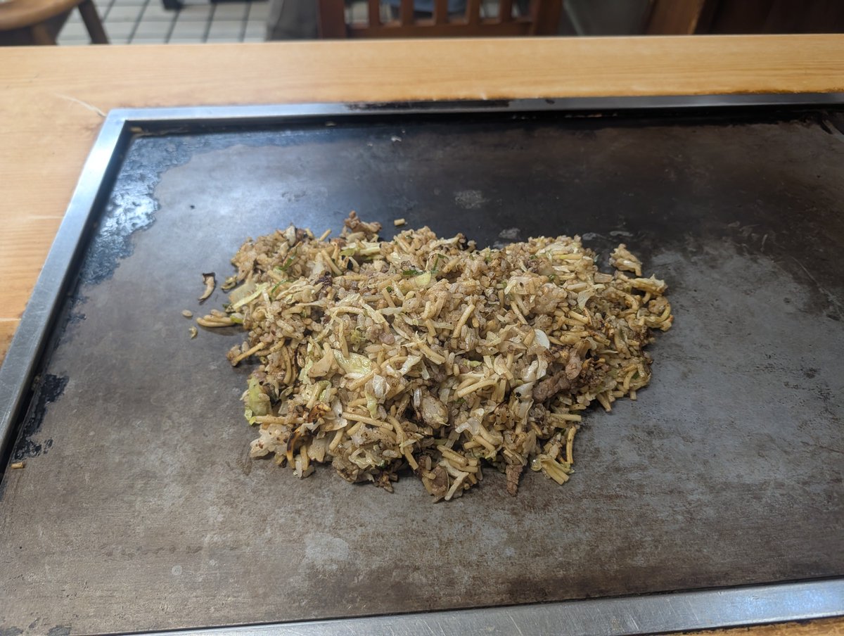 patekusu's tweet photo. せっかく長田に来たんだからそばめしも食べる https://t.co/Ni5nsLY3A5