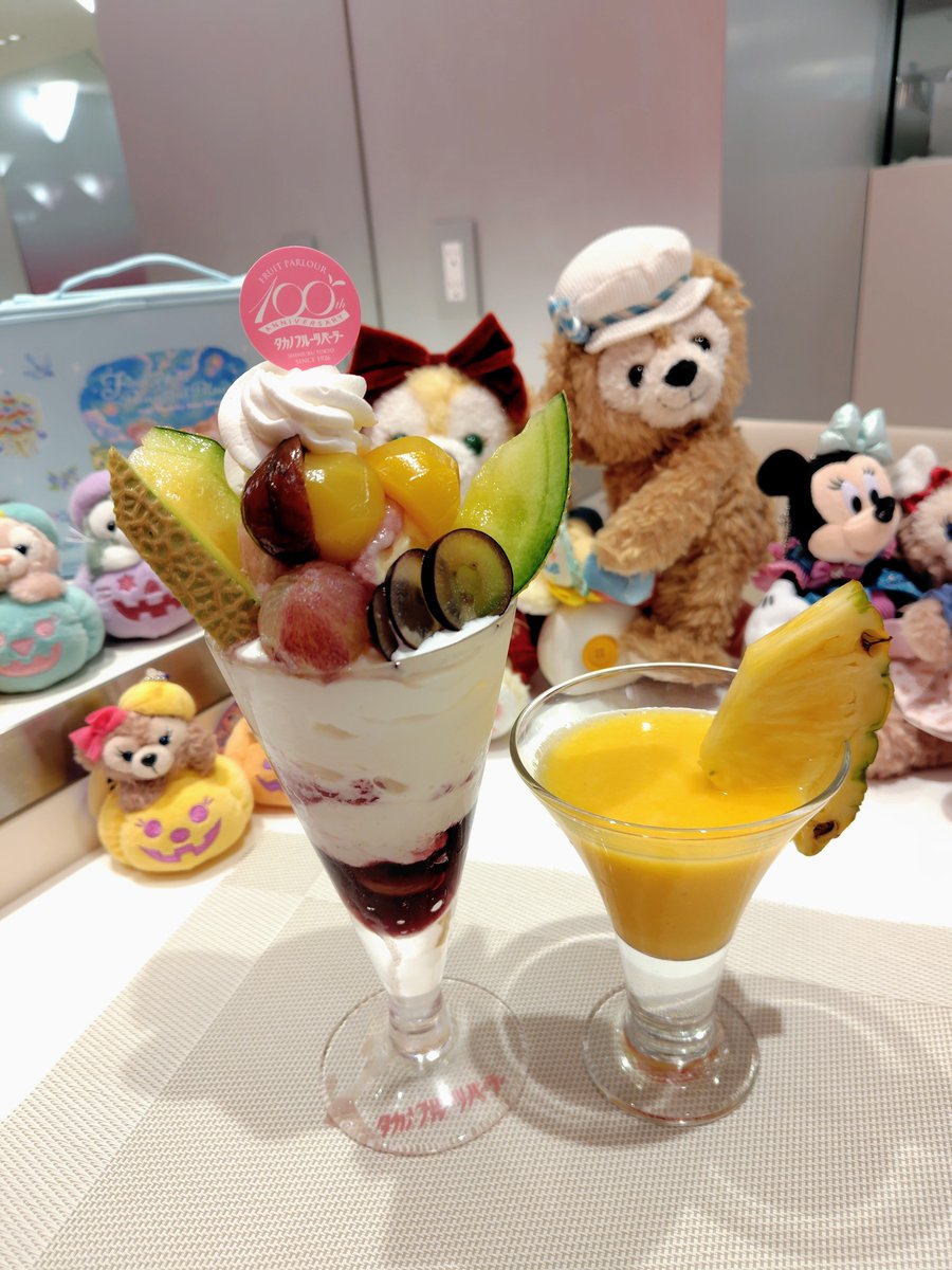 junaduffy's tweet photo. タカノフルーツパーラー
秋のオーダーバイキングへ🧸🍇シャインマスカット・柿・和梨・栗…
実りの秋フルーツがテーブルいっぱいに広がる夢かわ時間ෆ⃛

メニューブックから好きなものを好きなだけオーダーできるバイキング

#ダフちゃんのブッフェ集 #ぬい活

最初の2品＋ドリンクのあと、空いたお皿と交換で次々追加できるのが最高すぎるՇ”ਭ。

ダフᑦᑋᵃᵑ達も秋色フルーツに囲まれて大喜び🧸

もふもふしながらパフェもサンドもフルーツもたっぷり堪能しましたぁ
果実専門店ならではの旬の美味しさが全部楽しめる贅沢すぎる秋ご褒美💭

✎- - 写真詳細はインスタへプロフにタグありՇ”ਭ。

桃🍑の時も良かったՇ”ਭෆ⃛
⇩動画

いつも♡いいね!!くれる方々ぁﾘゕ̎と੭່ごㄜ¨ぃまਭ♡ྀི

🍁𓂃𓂃܀❀ .*˚🧸 ˚*. ❀܀𓂃𓂃🍁