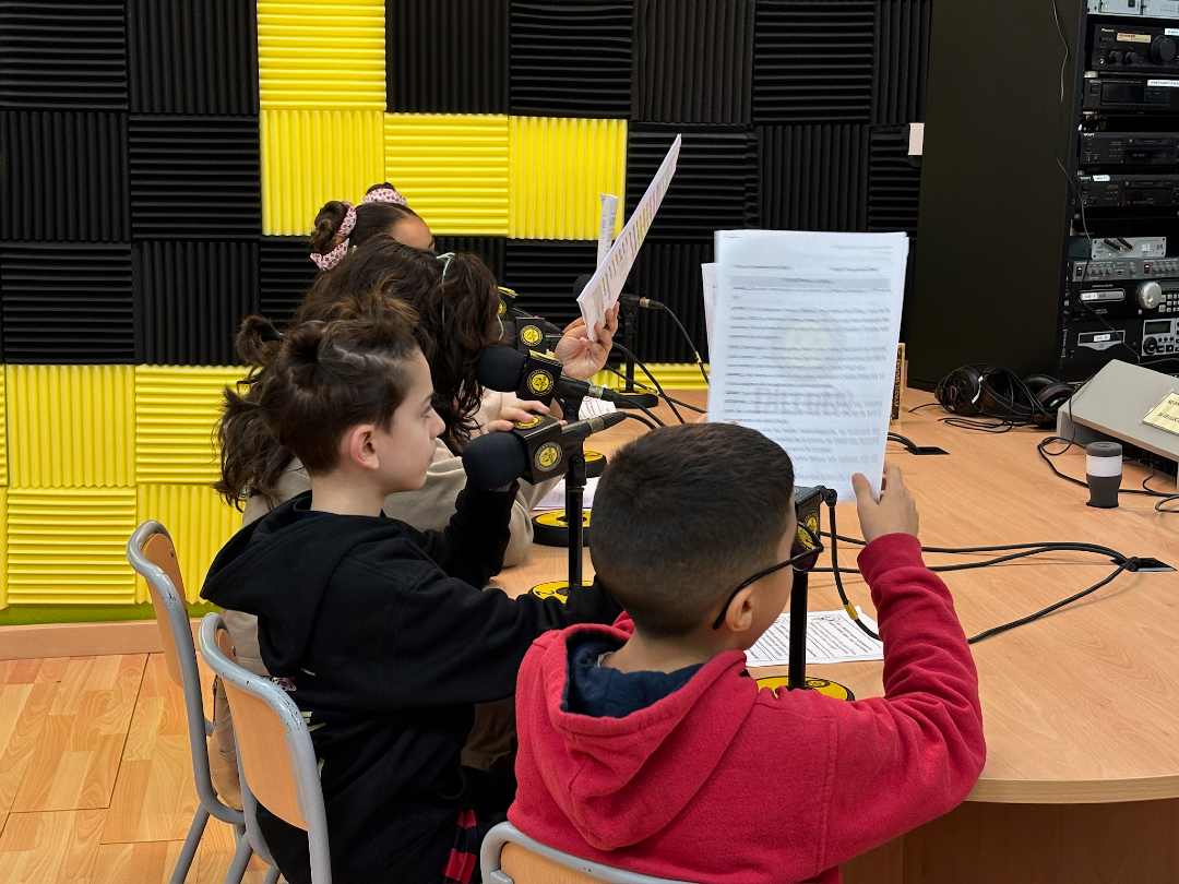 programaeduCAC's tweet photo. 🎙️Del boom a la consolidació➡️ El primer Anuari del Pòdcast en Català dibuixa un sector més madur, divers i estable. 
Coneix les experiències de pòdcast a les aules que tenen premi!
🔗https://t.co/tjSgsiKvVQ https://t.co/d6vglw4HxI