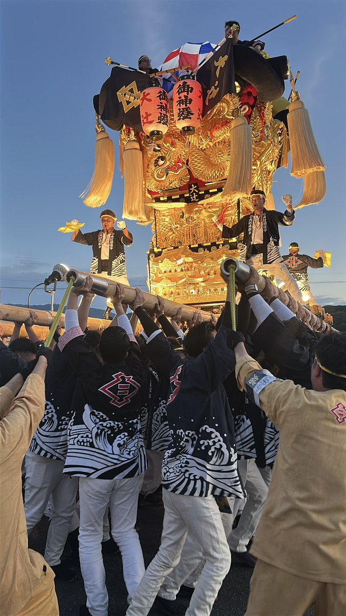 sanpo_2021's tweet photo. 『山本辻秋祭り』1日目✨️

📸大辻太鼓台

📍マルナカ山本店

#三豊市 #ちょうさ #太鼓台 #山本町 https://t.co/4Y9ZsPrgf2