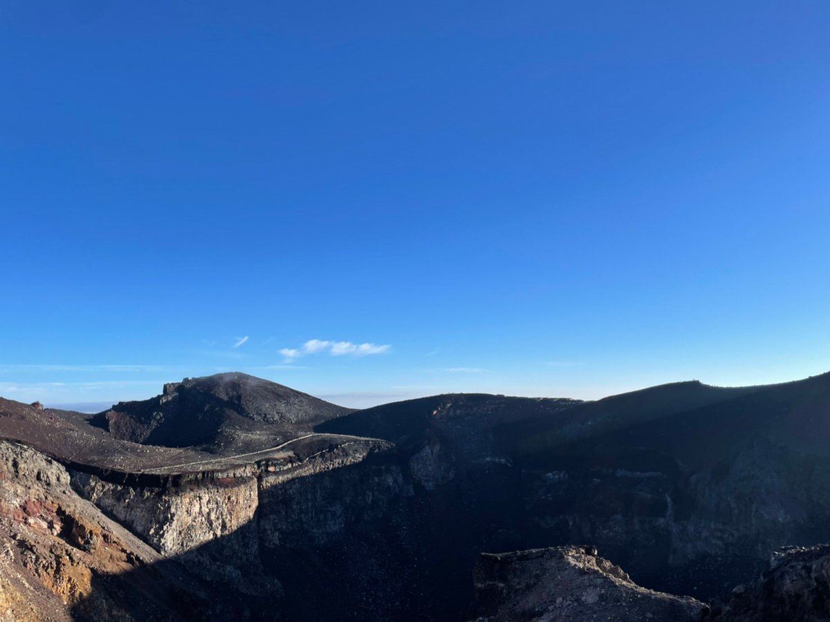 enjoylife_lab's tweet photo. 写真に写る人、見えますか？👀
　
出遅れましたが、今日は「登山の日」なんですって！
　
登山が趣味の僕が、投稿しないわけにはいかない😂
　
富士山の山頂は、火口のまわりをぐるっと一周できます。それが「お鉢巡り」🗻
　
写真の火口の反対側に、たくさんの人がいるんです。
ぜひ拡大して探してみてください🔍
　
人の大きさを見ると、富士山のスケールが少し伝わるかも☺️