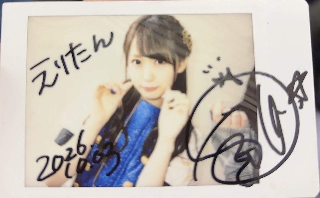 seriko1203eri's tweet photo. 7年前に撮ってもらったソロチェキにサインしてもらった😊
 #セリコソロ https://t.co/xGnzEZNanM