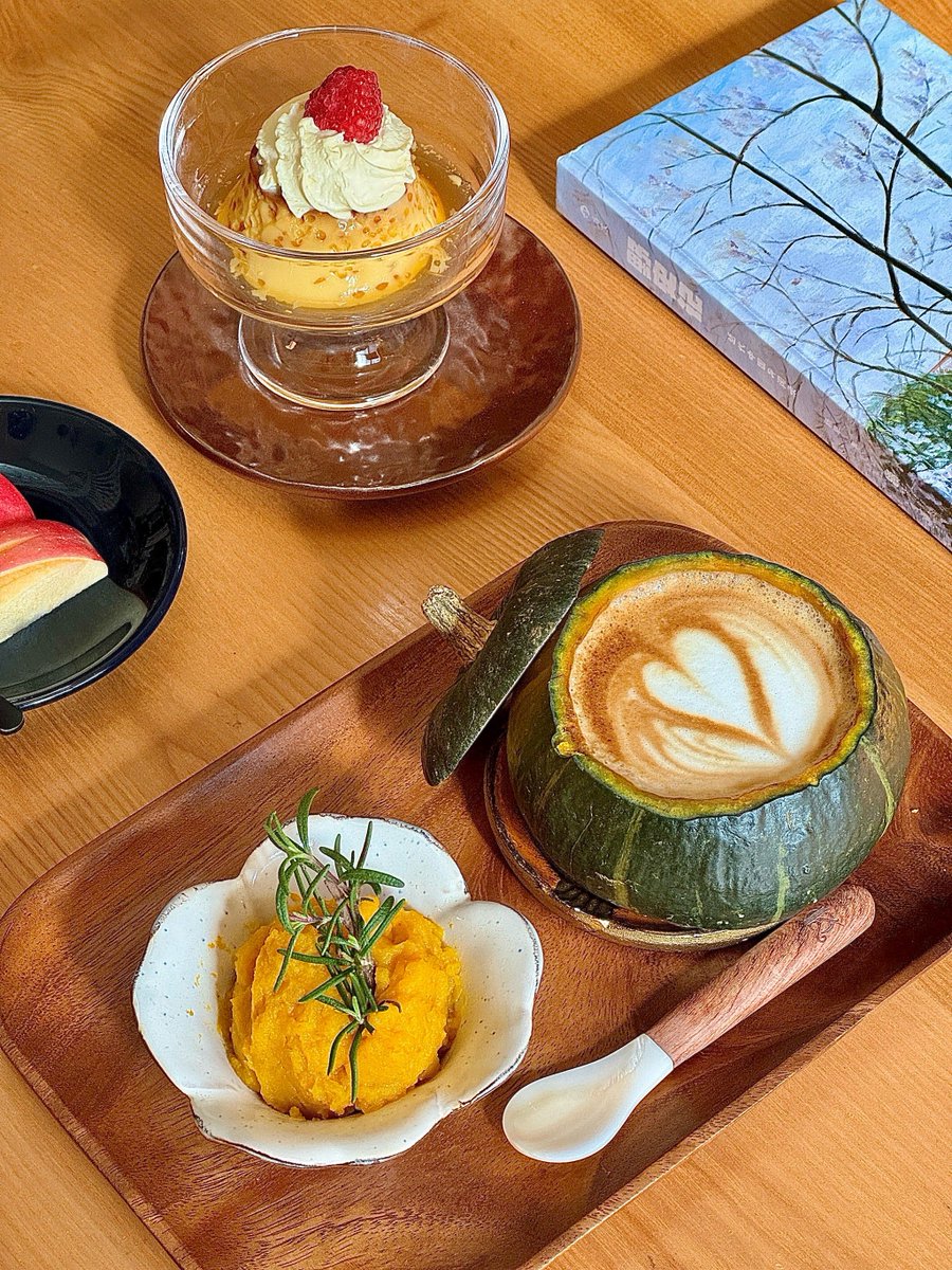 SpinPioneendq7's tweet photo. A cozy autumn rain taps the window, steaming pumpkin latte in hand – perfect lazy Sunday vibes. https://t.co/XZBSpc19ut