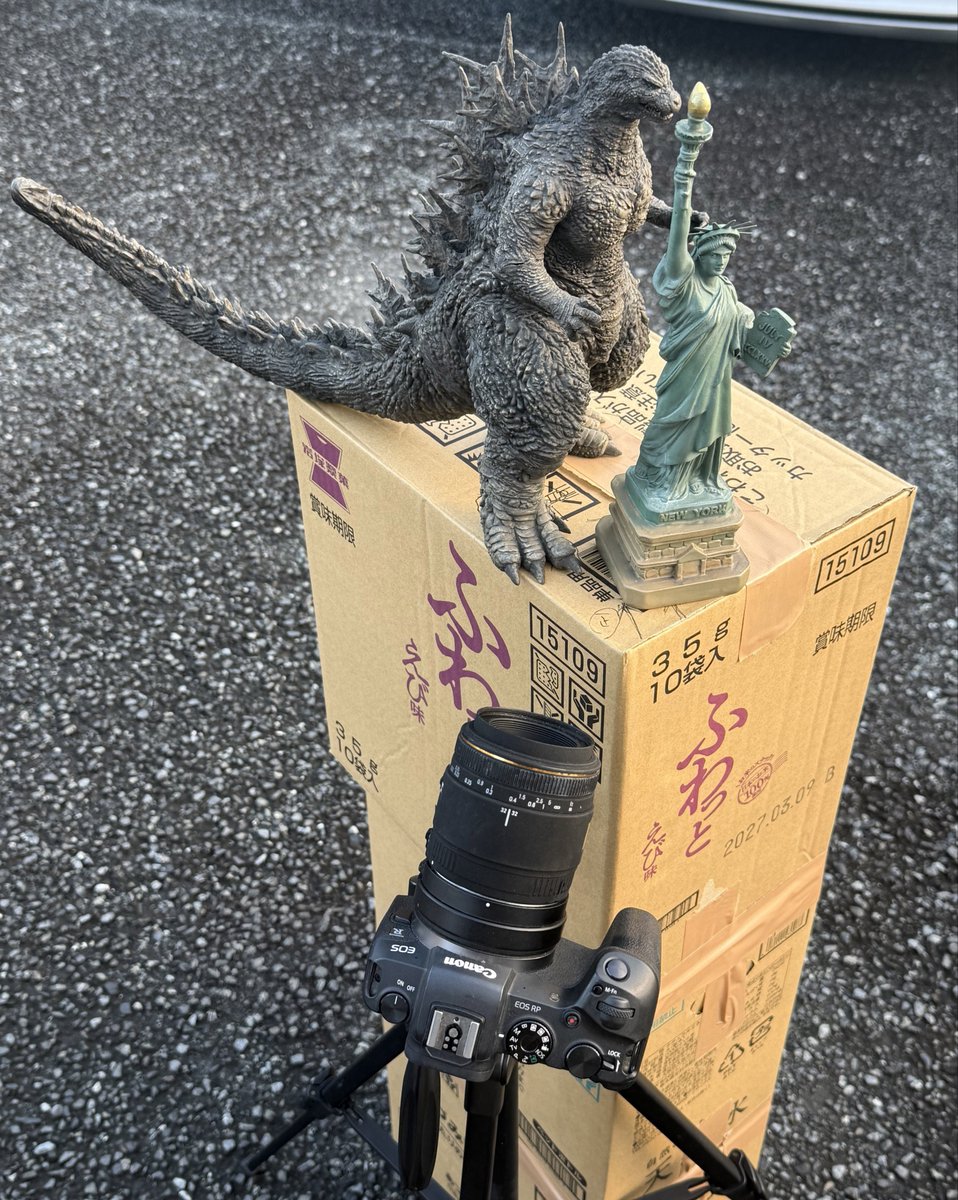 alicetoda's tweet photo. ゴジラ-0.0 ファーストティザー
フィギュアバージョン
で再現してみました。
ゴジラ:怪獣王ソフビトイ改造
自由の女神:置物のリペイント
秋晴れが心地良い朝の駐車場で撮影、レタッチしました。 https://t.co/FUsgMGkRBQ