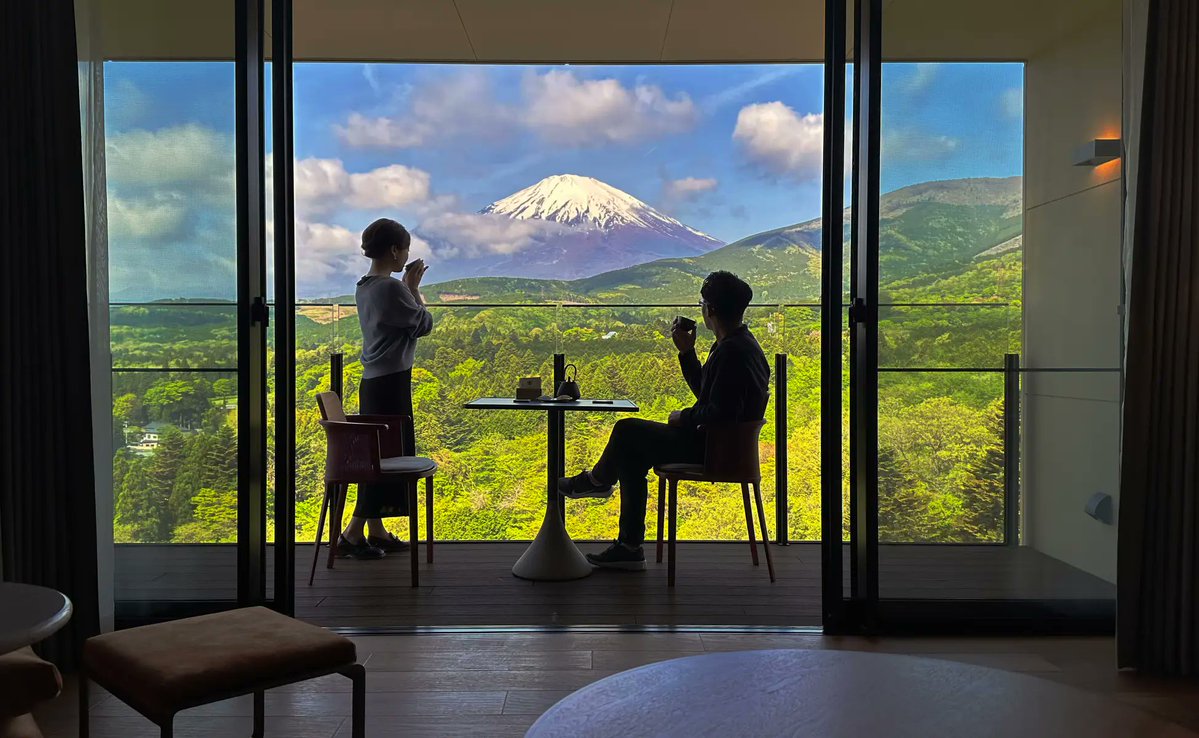 DestinaHotels's tweet photo. F1が開催されたこともある日本有数のレース場のそばに立つ高級リゾート「富士スピードウェイホテル」

実はハイアット系列なので、サーキットに興味無くても週末のラグジュアリー感を味わうにはもってこい。

車好きならサーキットビュー、景色重視なら富士山ビューの部屋を選ぶのがおすすめ。 https://t.co/ootp98o7lT