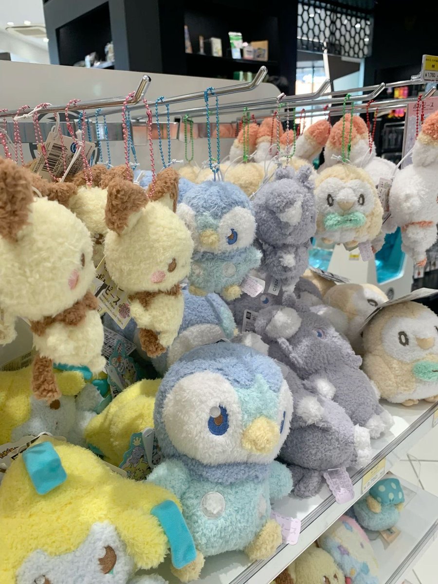 cosymymy's tweet photo. Le jour où je vais mettre un pied dans un Pokémon Center, j’y pense …. https://t.co/XoEVvfupVt
