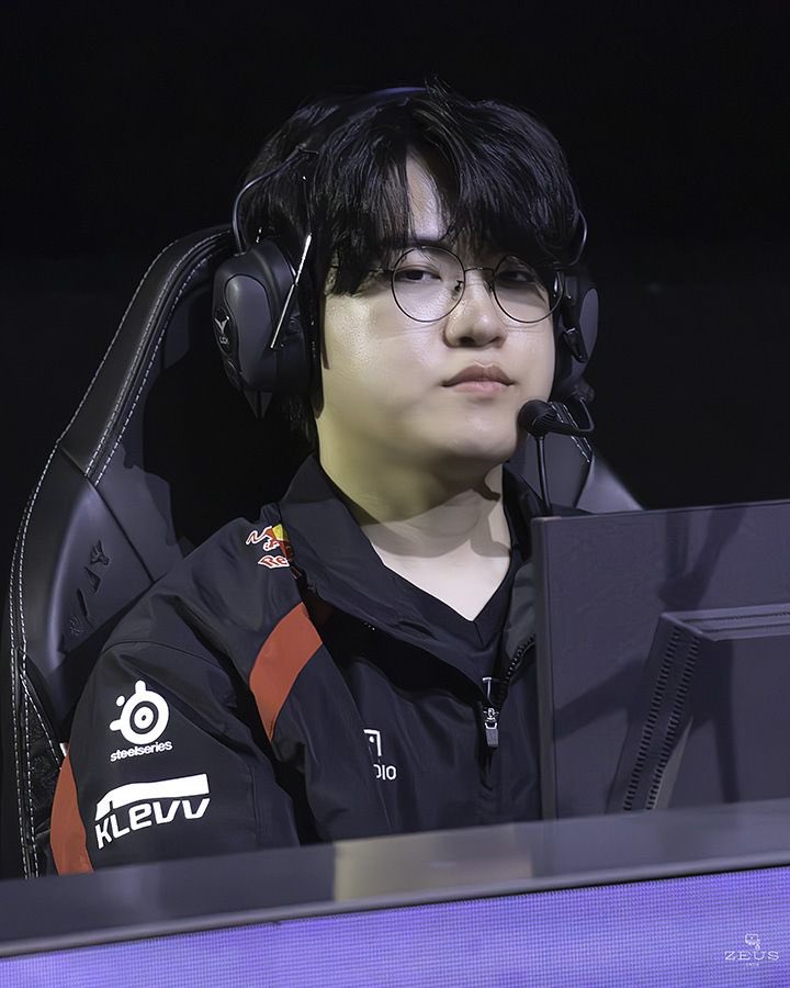 HO_02O6's tweet photo. Can you please give us this hairstyle before you go bald? 😭😭😭 @ gumayusi https://t.co/3EbSqxZEM1