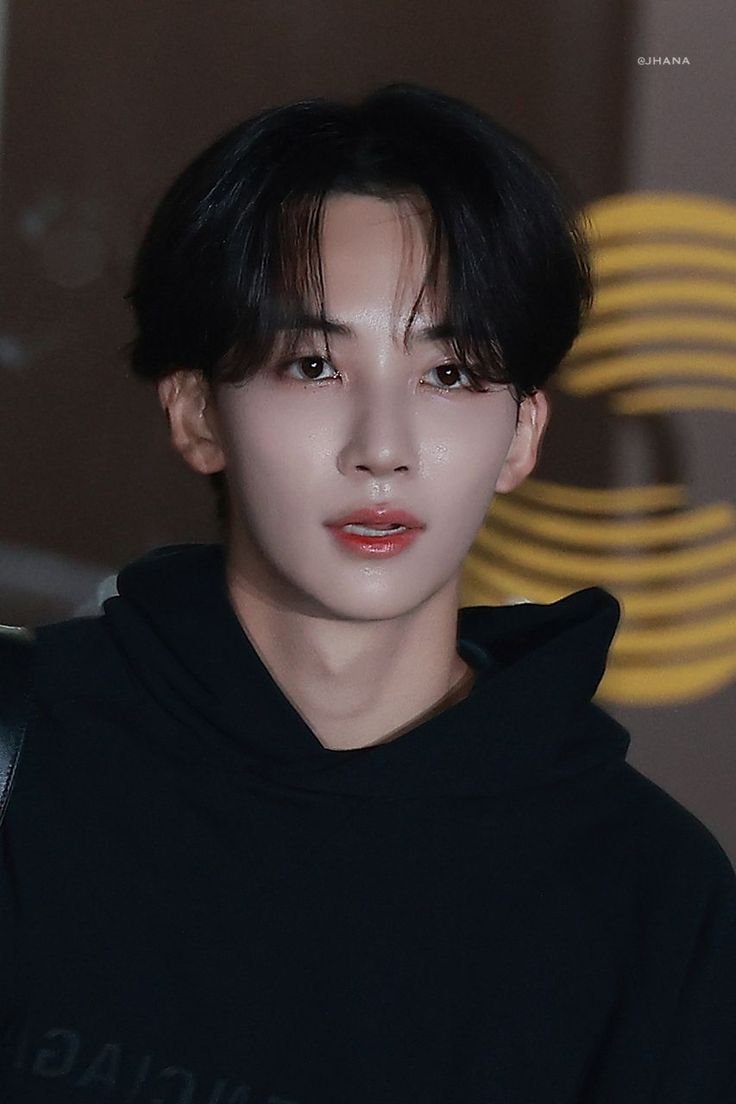 yo0nHan1's tweet photo. 나 세븐틴 내에서 갭차이 윤정한이 ㄹㅈㄷ라고 생각함 어떻게 짧머에서는 턱선 ㅈㄴ 날카롭고 거의 개유명한 대학오빠처럼 생겨놓고 왜 장발만 되면 모든 여자들의 여자력이 박탈 되게 겁나 이뻐지는거임? 내가 이래서 윤정한 최애 머리던 사진을 못정하는거임 ㅇㅇ 둘다 개좋거든 https://t.co/sn5keq1fWm