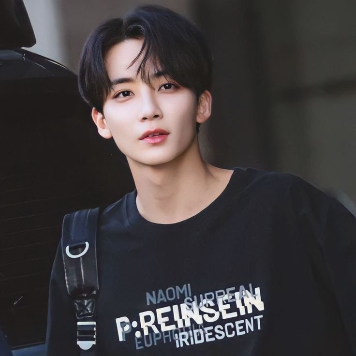 yo0nHan1's tweet photo. 나 세븐틴 내에서 갭차이 윤정한이 ㄹㅈㄷ라고 생각함 어떻게 짧머에서는 턱선 ㅈㄴ 날카롭고 거의 개유명한 대학오빠처럼 생겨놓고 왜 장발만 되면 모든 여자들의 여자력이 박탈 되게 겁나 이뻐지는거임? 내가 이래서 윤정한 최애 머리던 사진을 못정하는거임 ㅇㅇ 둘다 개좋거든 https://t.co/sn5keq1fWm