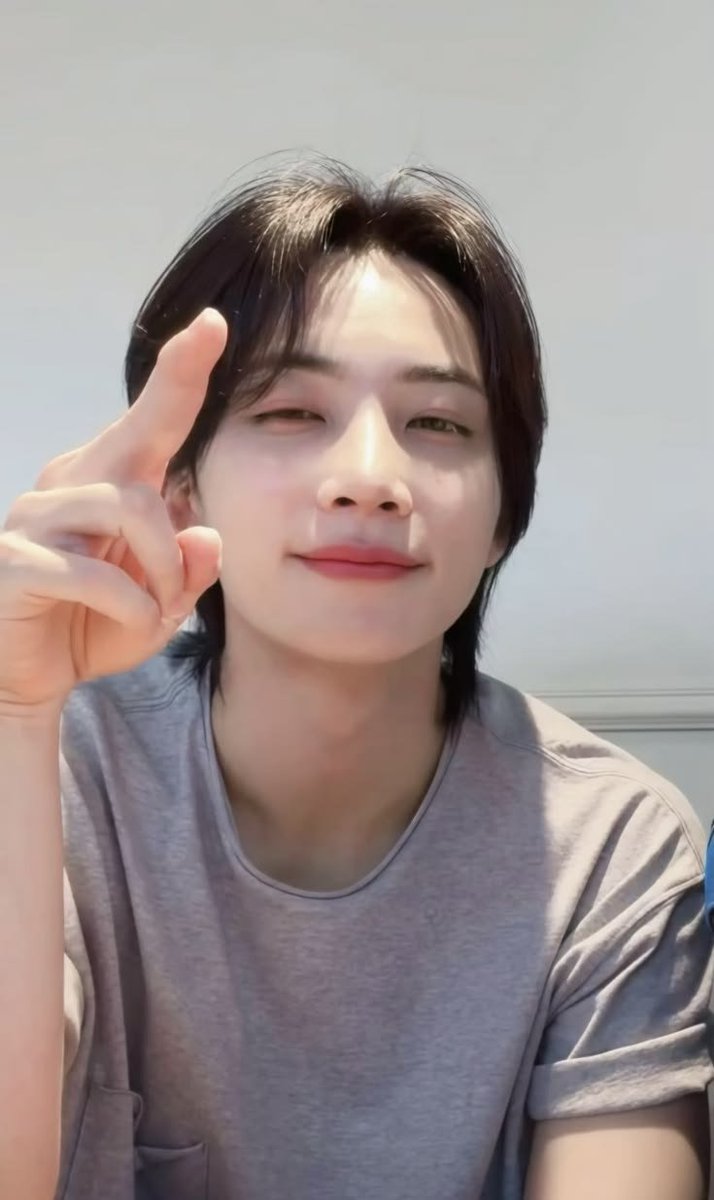 yo0nHan1's tweet photo. 나 세븐틴 내에서 갭차이 윤정한이 ㄹㅈㄷ라고 생각함 어떻게 짧머에서는 턱선 ㅈㄴ 날카롭고 거의 개유명한 대학오빠처럼 생겨놓고 왜 장발만 되면 모든 여자들의 여자력이 박탈 되게 겁나 이뻐지는거임? 내가 이래서 윤정한 최애 머리던 사진을 못정하는거임 ㅇㅇ 둘다 개좋거든 https://t.co/sn5keq1fWm