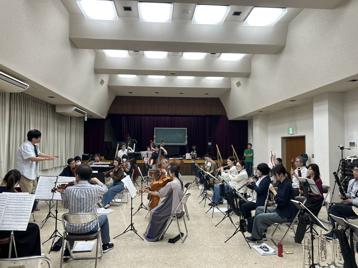 tenrioke's tweet photo. 17時から練習しています。

今週も年末の天理の第九へ向けて練習です。

はじめにモーツァルトのレクイエム(抜粋)、ドン・ジョバンニ序曲を練習しました。 https://t.co/GPUBZb32K1