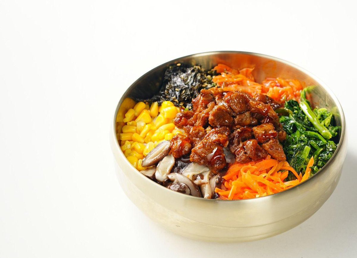 RangerCosmb0hg's tweet photo. Tried authentic Korean bibimbap tonight! Crunchy veggies, savory gochujang, and perfectly seasoned beef make every bite a flavor explosion. Seoul’s street food vibe right at my table—total win!， https://t.co/rWhNpkoODs
