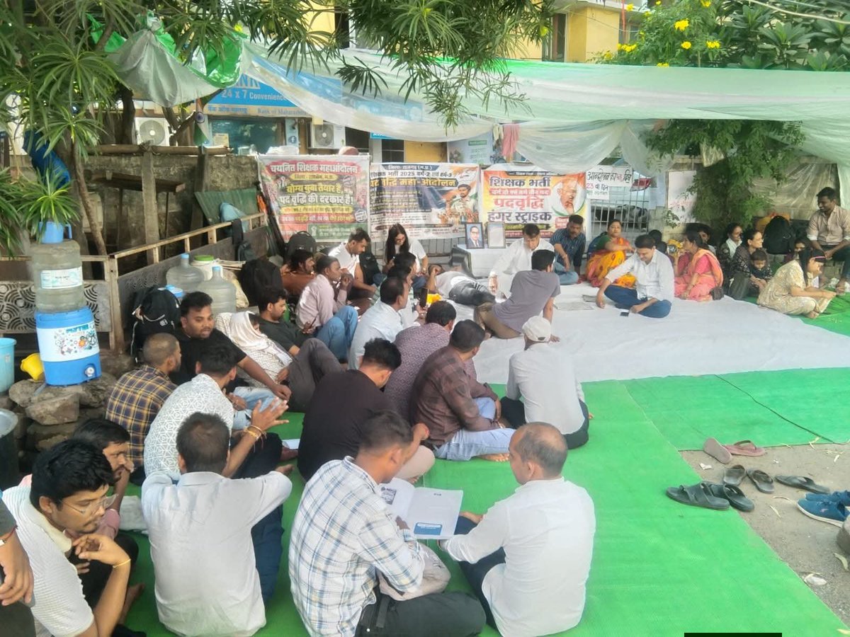 pcsharmainc's tweet photo. गांधी जयंती के अवसर पर आज वर्ग-2 एवं वर्ग-3 में पदवृद्धि की मांग को लेकर करीब दो माह से संघर्षरत चयनित युवाओं के बीच पहुंचकर उनके आंदोलन में सहभागिता की और उनकी मांगों को सुना।

इसी क्रम में 24 घंटे की भूख हड़ताल पर बैठीं वर्ग-2 एवं वर्ग-3 की अभ्यर्थी श्रीमती दीप्ति सिंह ठाकुर जी के समर्थन में उनके साथ बैठकर उनके संघर्ष को अपना समर्थन दिया।

लगातार इतने लंबे समय से चयनित युवाओं का आंदोलनरत रहना सरकार की गंभीरता पर सवाल खड़े करता है। युवाओं ने मेहनत और उम्मीद के साथ परीक्षा दी है, अब उनकी मांगों पर संवेदनशीलता के साथ विचार कर ठोस निर्णय लेना सरकार की जिम्मेदारी है।

महात्मा गांधी जी ने सत्य और अहिंसा के मार्ग पर संघर्ष करना सिखाया था। आज इन्हीं मूल्यों के साथ अपने हक की आवाज़ उठा रहे चयनित युवाओं के संघर्ष में हम उनके साथ हैं।

युवाओं की आवाज़ सुनी जाए, पदवृद्धि की मांग पर जल्द निर्णय लिया जाए।

#GandhiJayanti #वर्ग2 #वर्ग3 #पदवृद्धि #चयनित_युवा #दीप्ति_सिंह_ठाकुर #युवा_संघर्ष #रोजगार #मध्यप्रदेश