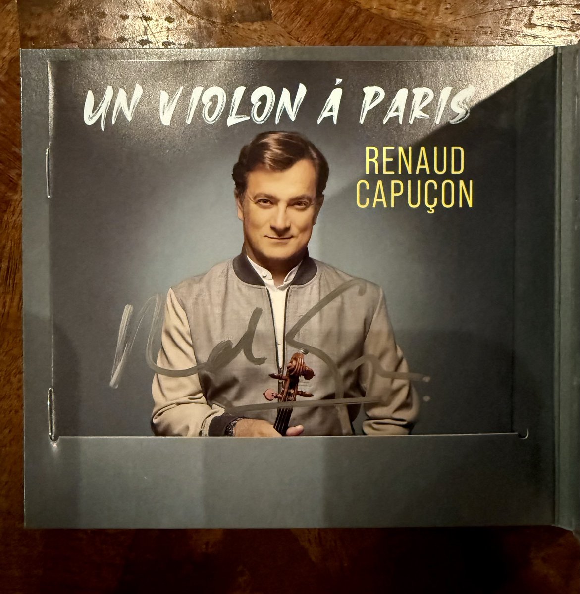 HidekoOkochi's tweet photo. ルノー・カプソン ヴァイオリン・リサイタルへ🎻
間違いなく最高峰の美音。生で聴けて本当に幸せでした。
そしてサインをいただいた時の笑顔も素敵すぎました😍 https://t.co/mq1oaGsPeo