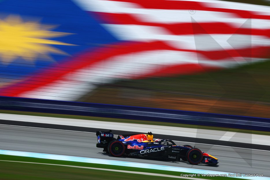 LidyWeda's tweet photo. #BahrainGP #MaxVerstappen start de race op pole ..wat een kneiter van een laatste ronde, yes 💨💪👌 https://t.co/ppUFnZSe0n