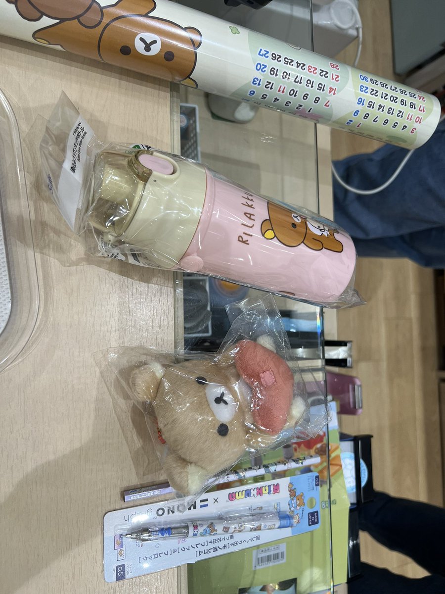 ari7773's tweet photo. 娘に遊んで貰って楽しかった。しかし帰ってしまったのでもう人生終わり。1ヶ月の旅行から帰る時位の寂しさを抱えて帰ろうと思います😥
後今日のお買い物🧸
リラックマストアじゃない店で探してたプチマスコットあって嬉しかった。娘用は水筒と鉛筆だけ、ぬいぐるみは元嫁に止められる🫩 https://t.co/aZBJk87j7V