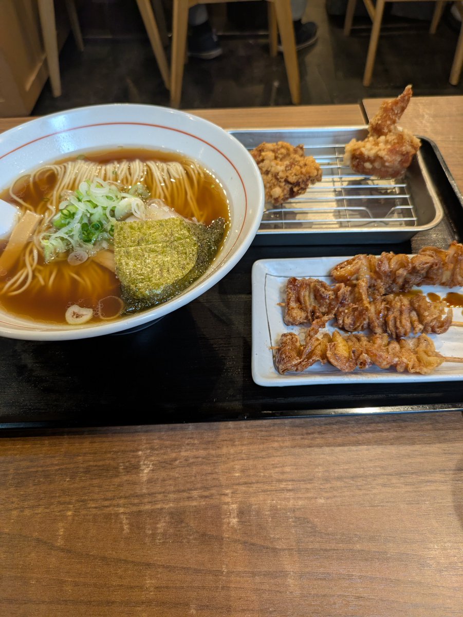 kaname2525's tweet photo. ちょい飲み手帖11軒目(本日3軒目)は札幌ザンギ本舗に行きました。
中華そば、ザンギ２個、バリかわ串３本＋ドリンク２杯で1,200円です。
ちょい飲みというか食事というボリュームで満腹…（笑）
ハイボール２杯飲めてどれも美味しくてお得感ありました✨
#ちょい飲み手帖　#札幌ザンギ本舗 https://t.co/SIMIFc4F91