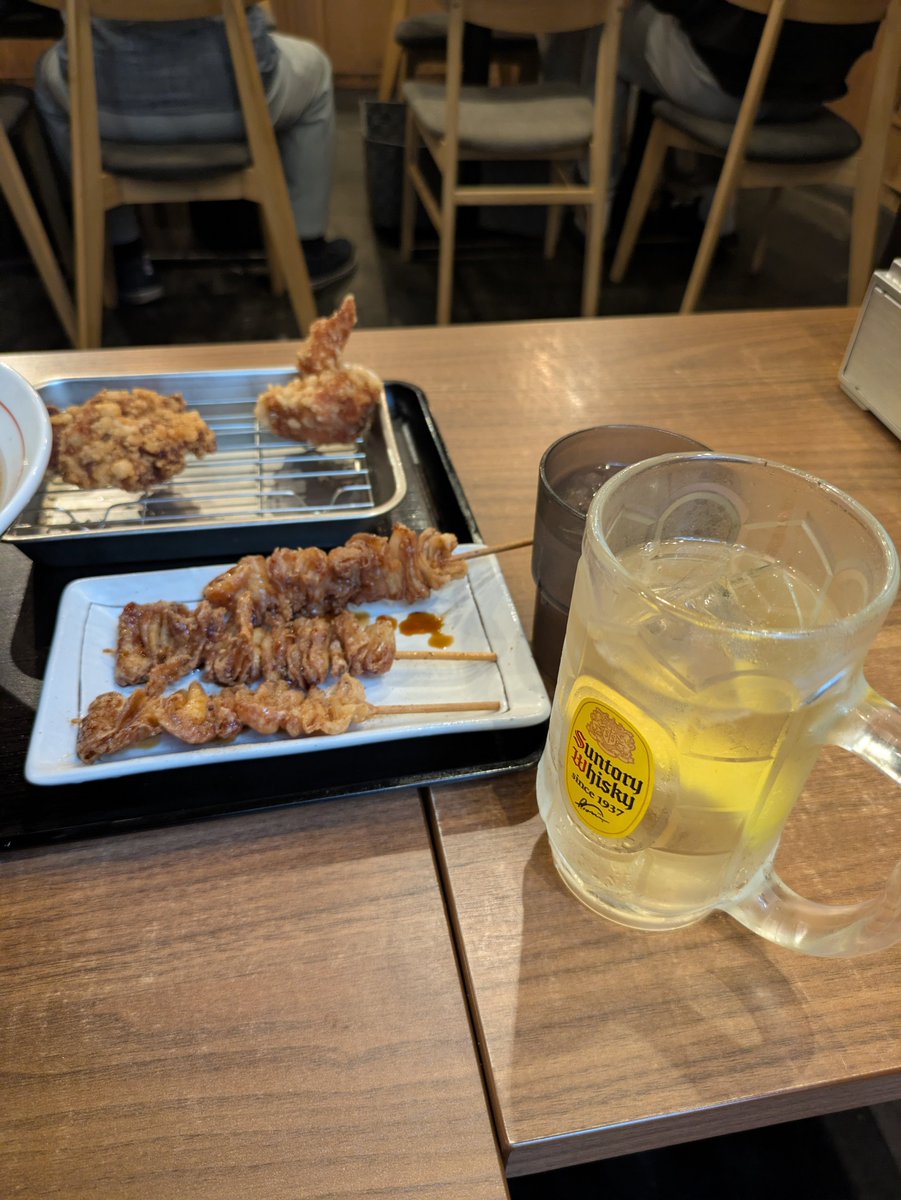 kaname2525's tweet photo. ちょい飲み手帖11軒目(本日3軒目)は札幌ザンギ本舗に行きました。
中華そば、ザンギ２個、バリかわ串３本＋ドリンク２杯で1,200円です。
ちょい飲みというか食事というボリュームで満腹…（笑）
ハイボール２杯飲めてどれも美味しくてお得感ありました✨
#ちょい飲み手帖　#札幌ザンギ本舗 https://t.co/SIMIFc4F91