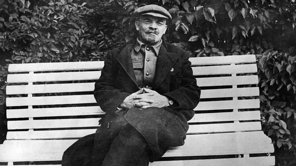 AlexejArlekin's tweet photo. @exxpressat Eine zutiefst linke kommunistische Partei im Machtkampf und dadurch auf Selbstzerstörungstrip! Herrlich! Mit dem Kapperl sieht der ..gustl ein wenig wie Lenin aus 😉 https://t.co/uLUpwjeB4s