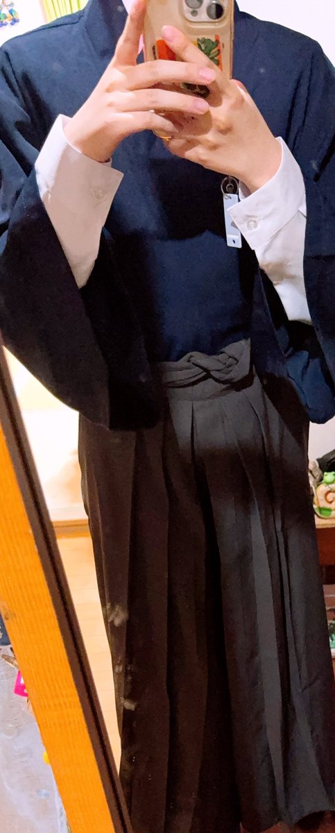 leinis34's tweet photo. 紐ついてないし袴にヘラもない
大丈夫かこれ https://t.co/Yz9MyIBsxl
