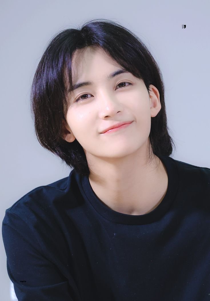 yo0nHan1's tweet photo. 나 세븐틴 내에서 갭차이 윤정한이 ㄹㅈㄷ라고 생각함 어떻게 짧머에서는 턱선 ㅈㄴ 날카롭고 거의 개유명한 대학오빠처럼 생겨놓고 왜 장발만 되면 모든 여자들의 여자력이 박탈 되게 겁나 이뻐지는거임? 내가 이래서 윤정한 최애 머리던 사진을 못정하는거임 ㅇㅇ 둘다 개좋거든 https://t.co/sn5keq1fWm