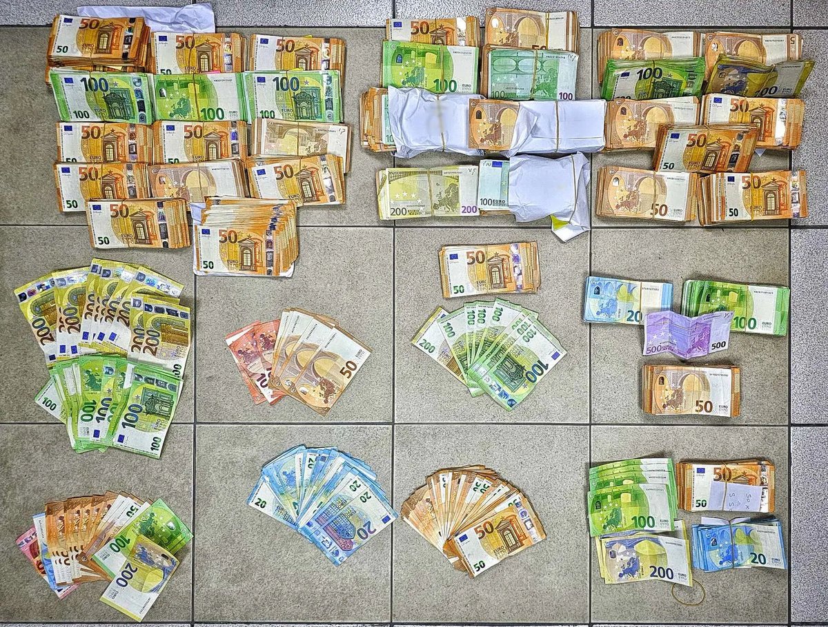 Crypto__Goku's tweet photo. 🇬🇷👮‍♂️ Ils promettaient de doubler votre argent en seulement 50 jours grâce aux cryptos.
La police grecque démantele un réseau qui aurait recruté au moins 10 000 personnes.

Selon les autorités, le groupe utilisait une plateforme d’investissement promettant des rendements très élevés avec peu ou pas de risque. Les investisseurs étaient aussi incités à recruter de nouveaux participants contre des commissions, une mécanique typique d’un système pyramidal.

Environ 8 millions de dollars auraient transité par la plateforme. Dix-sept personnes ont été arrêtées et neuf autres sont citées dans le dossier.

Lors des perquisitions, la police affirme avoir saisi 295 090 €, 32 téléphones, 21 ordinateurs portables, 15 tablettes et de nombreux supports de stockage.