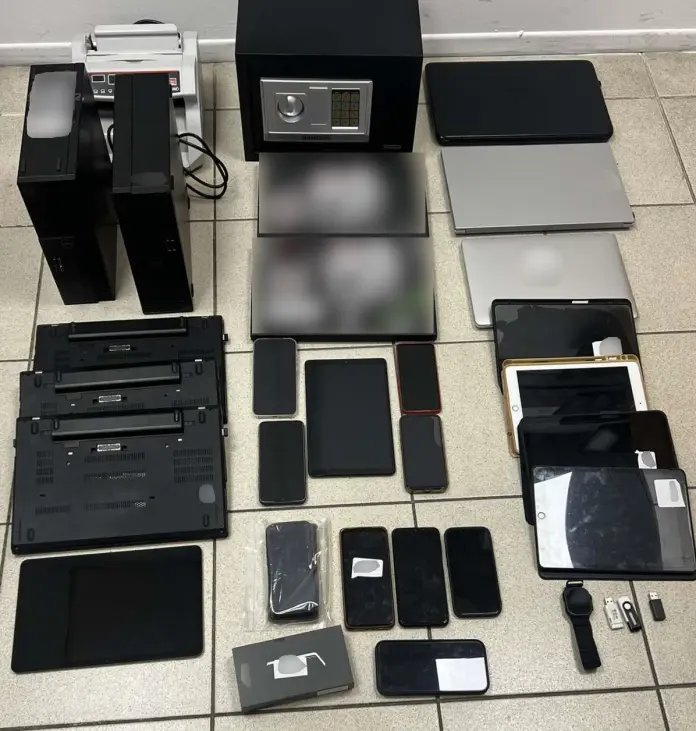 Crypto__Goku's tweet photo. 🇬🇷👮‍♂️ Ils promettaient de doubler votre argent en seulement 50 jours grâce aux cryptos.
La police grecque démantele un réseau qui aurait recruté au moins 10 000 personnes.

Selon les autorités, le groupe utilisait une plateforme d’investissement promettant des rendements très élevés avec peu ou pas de risque. Les investisseurs étaient aussi incités à recruter de nouveaux participants contre des commissions, une mécanique typique d’un système pyramidal.

Environ 8 millions de dollars auraient transité par la plateforme. Dix-sept personnes ont été arrêtées et neuf autres sont citées dans le dossier.

Lors des perquisitions, la police affirme avoir saisi 295 090 €, 32 téléphones, 21 ordinateurs portables, 15 tablettes et de nombreux supports de stockage.