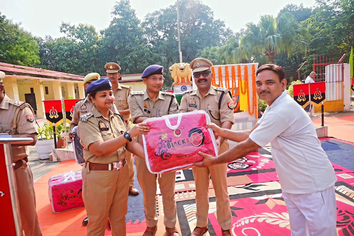 compac26's tweet photo. 26 वीं वाहिनी पीएसी गोरखपुर में राष्ट्रपिता महात्मा गांधी एवं लाल बहादुर शास्त्री जी के जयंती कार्यक्रम के शुभ अवसर पर सेनानायक निहारिका शर्मा (आई0पी0एस0) के द्वारा कर्मियों के प्रोत्���ाहन हेतु उपहार भेंट कर सम्मानित किया गया।
@Uppolice @Dgpacup https://t.co/KamW9EyzEC
