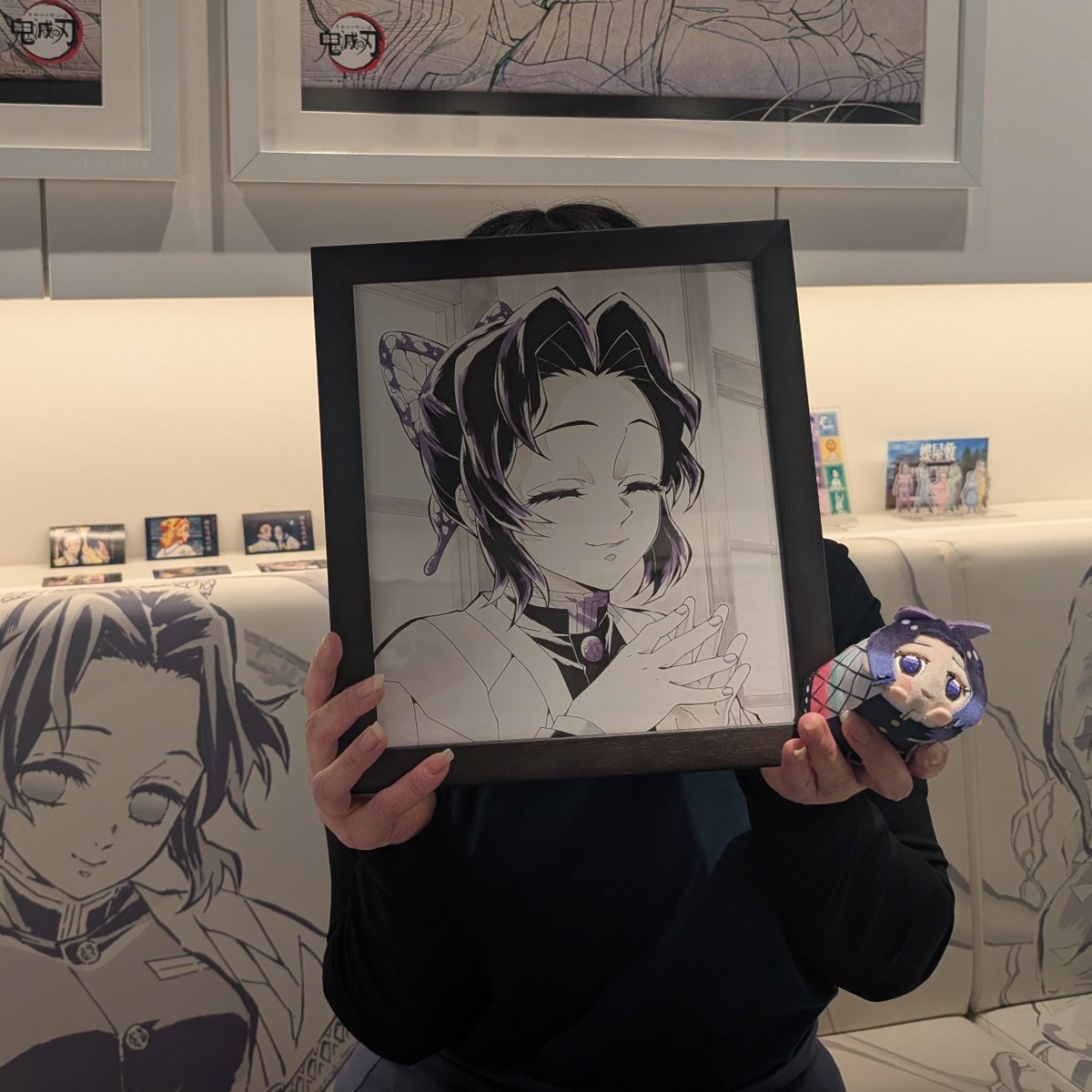 ufotable_dining's tweet photo. 【ufotableDINING】
Wチャンス景品の直筆イラスト色紙のご当選がございましたのでご紹介です！

見事引き当てたのは、
台詞を集めるダイニング第五期
立志編／作画監督・鬼澤佳代さんの
胡蝶しのぶさんの色紙です！
おめでとうございます！！ https://t.co/LUYCziR8tF