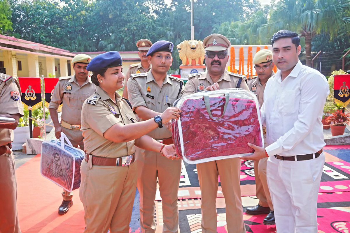 compac26's tweet photo. 26 वीं वाहिनी पीएसी गोरखपुर में राष्ट्रपिता महात्मा गांधी एवं लाल बहादुर शास्त्री जी के जयंती कार्यक्रम के शुभ अवसर पर सेनानायक निहारिका शर्मा (आई0पी0एस0) के द्वारा कर्मियों के प्रोत्���ाहन हेतु उपहार भेंट कर सम्मानित किया गया।
@Uppolice @Dgpacup https://t.co/KamW9EyzEC