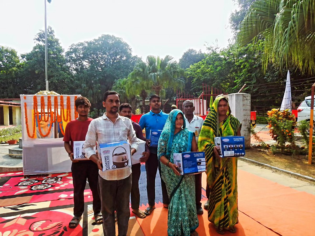 compac26's tweet photo. 26 वीं वाहिनी पीएसी गोरखपुर में राष्ट्रपिता महात्मा गांधी एवं लाल बहादुर शास्त्री जी के जयंती कार्यक्रम के शुभ अवसर पर सेनानायक निहारिका शर्मा (आई0पी0एस0) के द्वारा कर्मियों के प्रोत्���ाहन हेतु उपहार भेंट कर सम्मानित किया गया।
@Uppolice @Dgpacup https://t.co/KamW9EyzEC