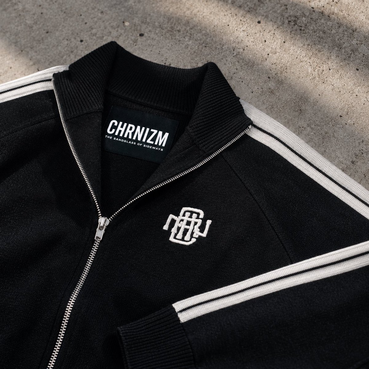 CHRONOIZM_JAPAN's tweet photo. 【2026 Autumn collection】

◽️KNIT TRACK JACKET/BLACK
↪︎¥22,800

https://t.co/cyr9vSW7a6 https://t.co/fsmJgTN00r