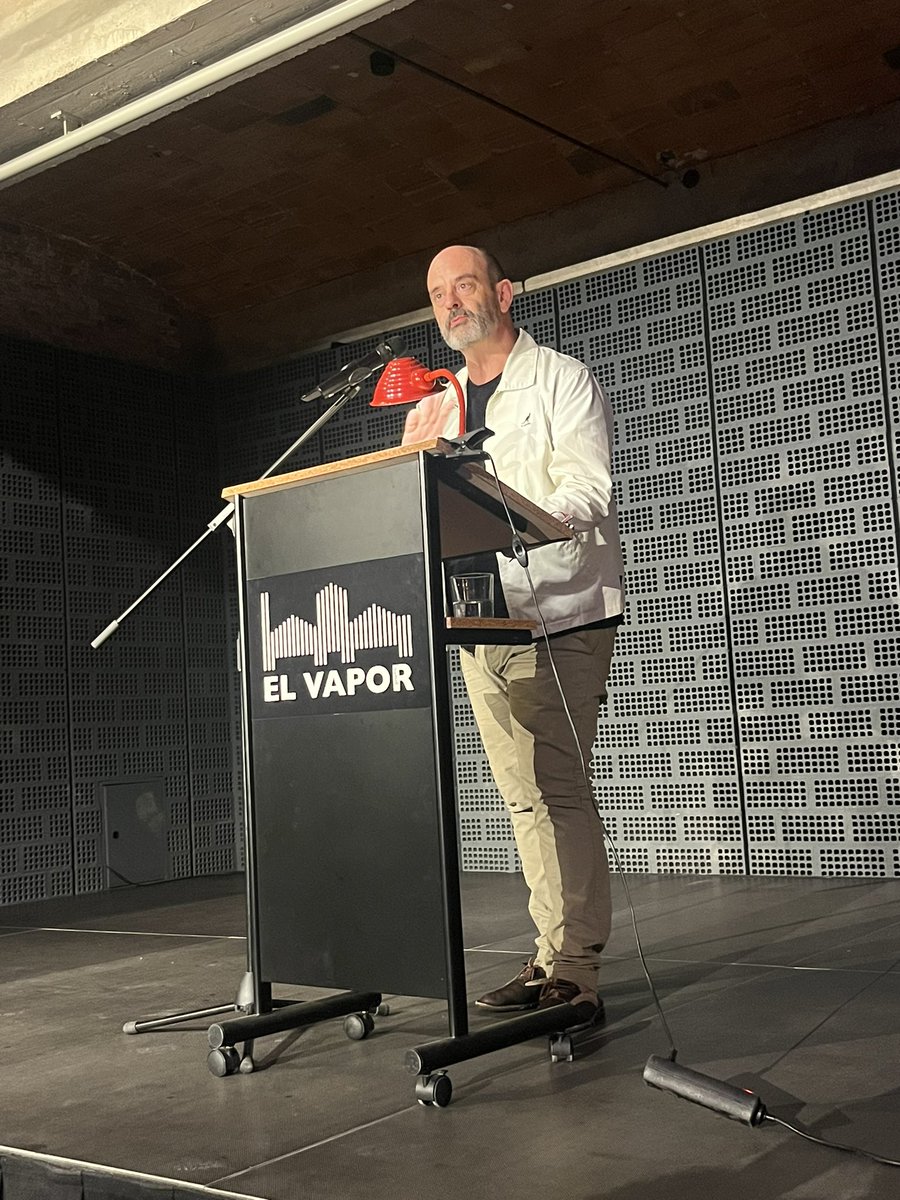 Paperdevidre's tweet photo. 💥 Gran NIT DE CONTES de tardor al Vapor @prodisterrassa amb @sebastialzamora @ClaudiaRiusL Jordi Palet i Anaïs Vila, amb cent trenta persones de públic 

Visca les Nits de conte! https://t.co/C95IHaq93J