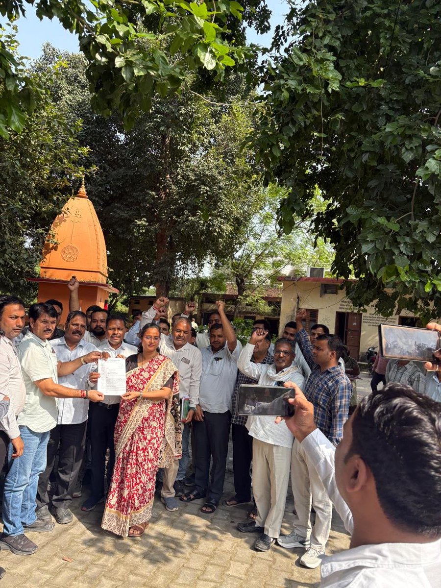 VikeshKumar4322's tweet photo. माननीय मुख्यमंत्री जी के नाम सम्बोधित ज्ञापन उपजिलाधिकारी महोदया को देते हुए https://t.co/U8kdnW79QC