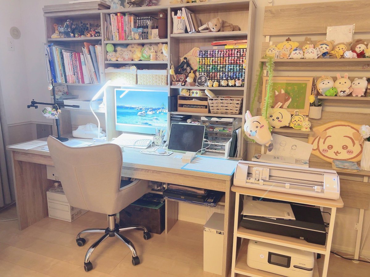 Ocha_Toaru_0303's tweet photo. アナログ絵描きの作業机 https://t.co/qkwHCCApxa