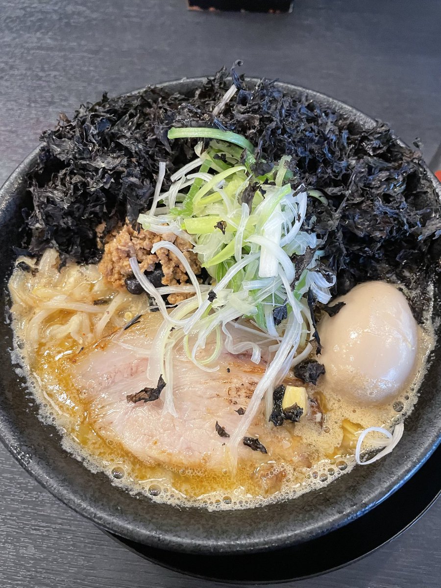 hanaihimonme's tweet photo. こんばんは♪
お疲れ様です
仕事終わってお腹空いた
5時になるまで待っている時の空
燕市吉田の鬼にぼさんへ
寒いから　味噌ラーメン味玉と岩のりトピ　岩のりいっぱい😃下にコーンとキクラゲ入ってまーす
やっぱりここが一番美味しい😋👍
ご馳���様でした🙏 https://t.co/xooSoriLRx