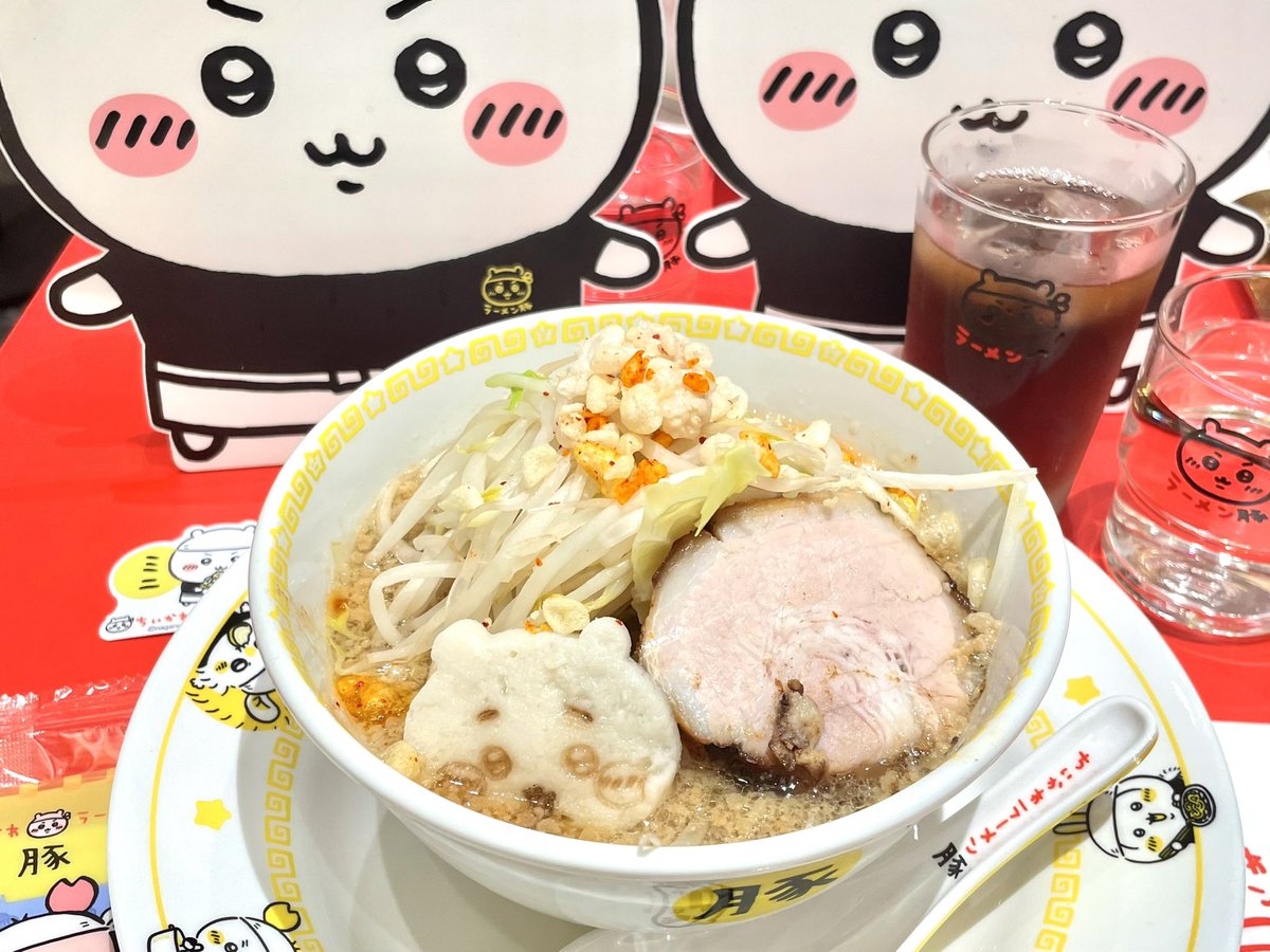 nodachica's tweet photo. 上海のちいかわラーメン豚、行ってきた〜

店内もちいかわだらけでかわいかった
お値段も良心的で、Tシャツが可愛すぎて買っちゃった…！

ラーメンはミニでもかなりの量

写真撮るなら双人座(テーブル席)より单人座(カウンター席)がおすすめ🥹 https://t.co/UyXQzeWznE