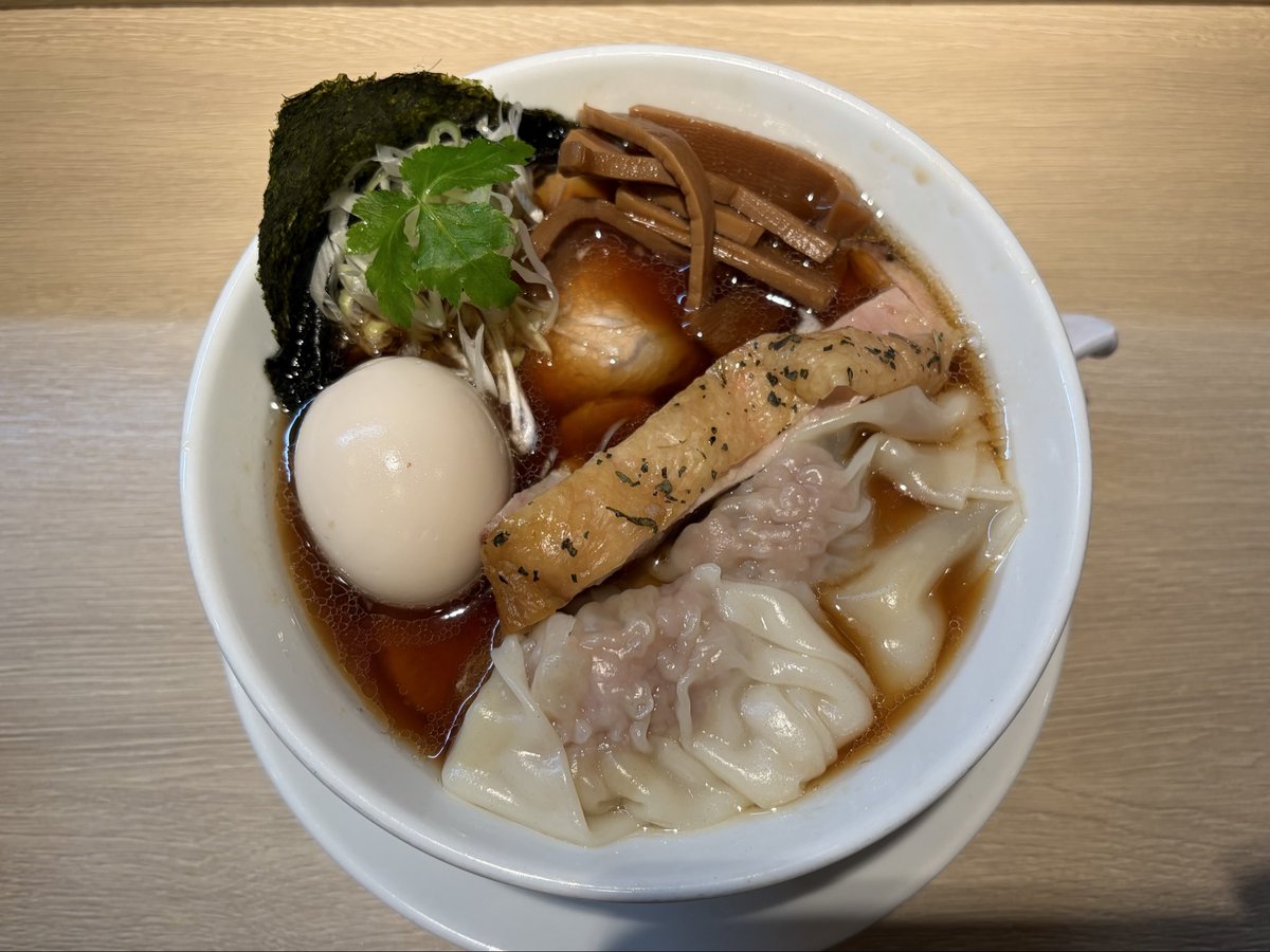 terrahydor's tweet photo. 特製中華
1650円
@らぁ麺蒼空

リニューアルはまだ先とのことですが、念の為一旦食べ納め(仮)することにしました🍜
平子の効いた淡麗スープに豪華トッピングの数々…卓上胡椒で味変するのもいいし、やっぱ最高に美味ぇわ😋メンマは既にリニューアル後のものに変わってました💡
ごちそうさまでした✨✨ https://t.co/nwzKmgH2dh