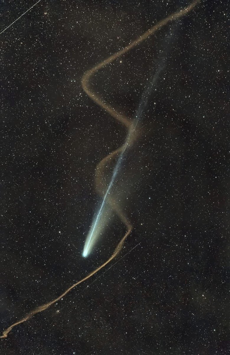 astrooalert's tweet photo. Once in a lifetime shot - Comet Lemmon and meteor trail. https://t.co/OvPujU7My0